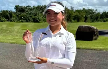 La colombiana María José Marín con su trofeo de campeona, el tercero en su carrera universitaria. FOTO: Cortesía Fedegolf