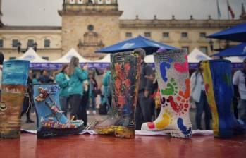 Muestra de botas en la Plaza de Bolívar de Bogotá, propuesta de las Madres de Soacha, para la construcción de la memoria de las víctimas por desaparición forzada. FOTO: Centro de Memoria Histórica