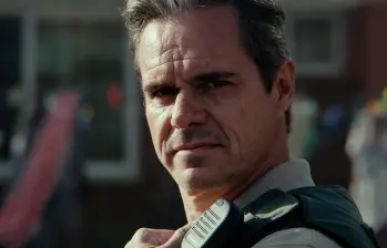Tony Dalton en su papel del villano Ray Vega en la serie Sugar, que actualmente se emite por Apple TV. FOTO cortesía Apple TV