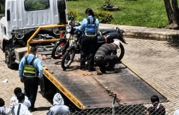 Agentes de tránsito inmovilizaron varias motos que usan los estudiantes de este colegio para movilizarse desde sus viviendas en zonas rurales. Foto: cortesía.