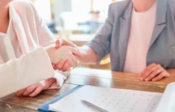 Cada vez más personas optan por trabajos de medio tiempo para cubrir deudas, estudiar, emprender o cuidar a su familia. FOTO: GETTY