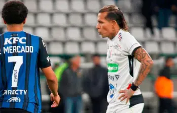 En la imagen aparece Dayro Moreno con la frustración que causó la eliminación del Once Caldas. FOTO AFP