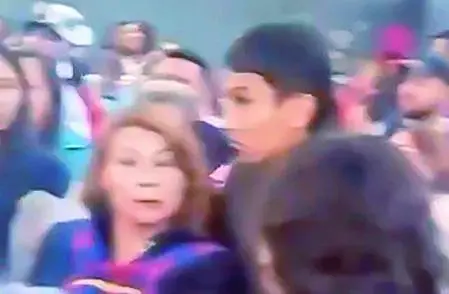 La mujer que aparece en los video hablando brevemente con el joven es Sandra Beatriz Castillo, quien negó cualquier participación con el atentado y dijo que el menor le habría preguntado: “¿Quién es ese?”, en referencia a Uribe Turbay. Foto: Captura de pantalla
