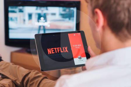 Apps de <i>streaming</i> ganan terreno: uno de cada tres usuarios ya dejó la televisión abierta en Colombia