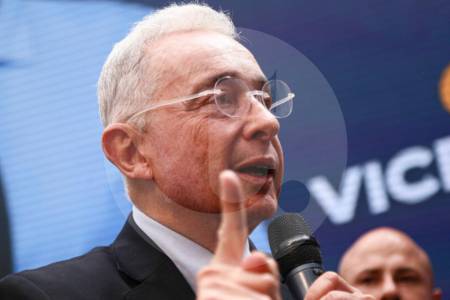 Uribe revela que viajó a Ecuador en medio de crisis con el gobierno Petro, ¿a qué fue?