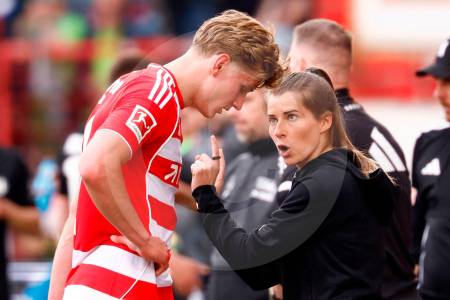 ¡Histórico! Marie-Louise fue la primera mujer en debutar como entrenadora en la Bundesliga