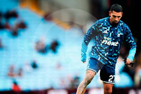 Daniel Muñoz fue la figura en el primer triunfo de la temporada para el Nottingham Forest; Solís jugó con Birmingham