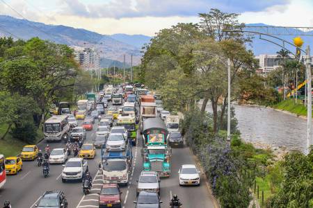 En el Valle de Aburrá hay 1,8 millones de vehículos más que hace 20 años, ¿cómo manejar el tráfico?