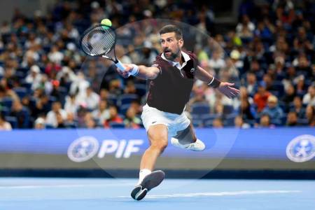 Novak Djokovic volvió a la victoria y avanzó a segunda ronda en Pekín, donde ha sido campeón en seis ocasiones