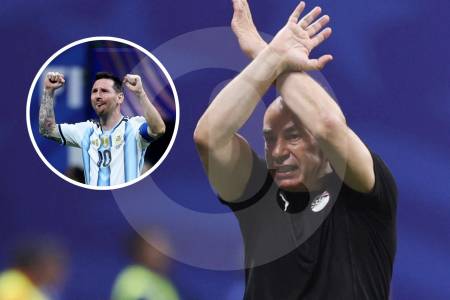Esto significa el polémico gesto que hizo el entrenador de Egipto, tras denunciar que Argentina presionó al árbitro en el partido