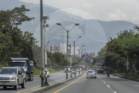 ¡Pilas! Por esta vía antes se podía andar a 80 km/h y ahora solo se permite circular a 50 km/h: tiene cámara de fotomultas