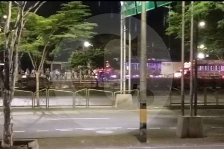 Cierres viales en La Alpujarra por llegada de unos 500 indígenas en al menos 12 buses de la minga indígena