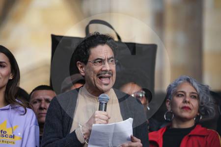 ¿A qué le teme Iván Cepeda con los debates? Candidatos le reclaman “que dé la cara”