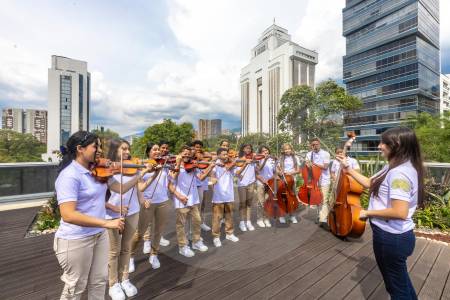 130 niños de Pachelly y Tierradentro (Bello) tocaron a Mozart y a Vivaldi en la Cámara de Comercio de Medellín