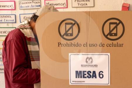 Pilas con usar el celular en el puesto de votación: estas so