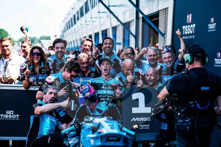 Video | David Alonso conquistó la catedral de Assen y consiguió su primera victoria del año en Moto 2: “No lo puedo creer”