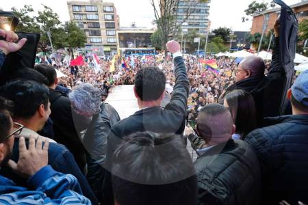 Hasta $50 mil pesos pagan por cargar propaganda en cierre de campaña de Iván Cepeda: el candidato respondió