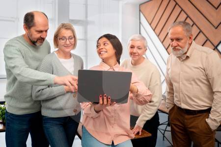 Envejecimiento laboral en Colombia impulsa auge del talento senior