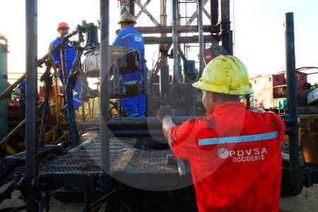 ¿Por qué la sobreoferta pesó más que la captura de Maduro en el precio del petróleo?