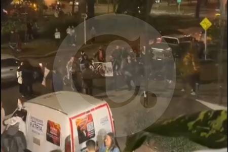Partidarios de Cepeda se manifestaron frente a sede de campaña de De la Espriella en Bogotá: “fue intimidante, pero no hubo vandalismo”