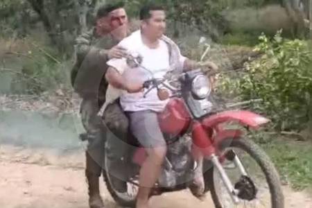 Héroe en dos ruedas: Johan Trujillo, el carnicero que hizo 7 viajes en moto para salvar a soldados tras siniestro del Hércules en Putumayo