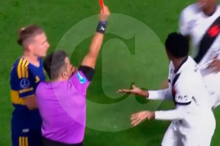 Video | Carlos Andrés Gómez zarandeó al árbitro y fue expulsado en La Bombonera durante la semifinal de la Sudamericana