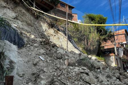 La tierra se tragó dos casas en Bello, nueve familias están a la deriva