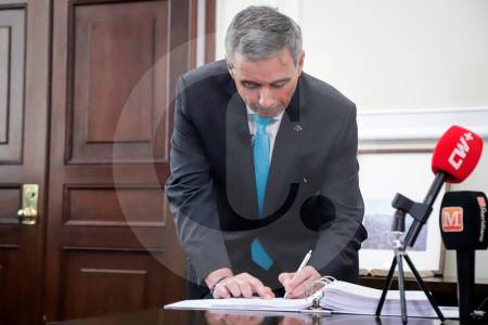 Gobierno gira $300.000 millones al sector eléctrico para aliviar liquidez durante El Niño