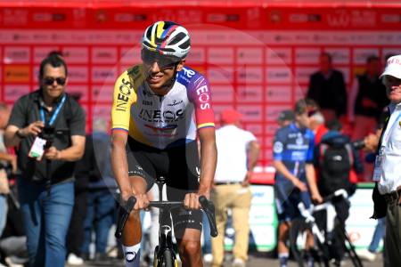 Egan Bernal ya tiene pasaporte y podrá viajar a Europa, ¿qué le espera en su calendario?