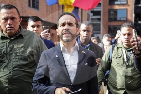 El incómodo momento que De la Espriella le hizo pasar a una periodista presumiendo de sus genitales