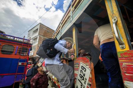 Denuncian desplazamiento de 355 campesinos en Zaragoza por choque entre grupos ilegales