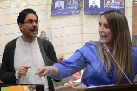 Valencia y Cepeda protagonizaron nuevo choque en el Senado, ¿de qué se trató esta vez?