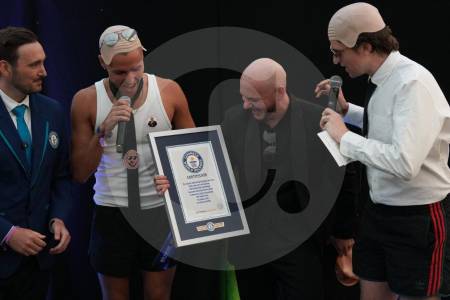 Cantante Pitbull rompió récord mundial con miles de personas usando calvas postizas
