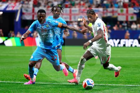 Mbemba, capitán de Congo en el Mundial no sabe cuándo nació: esta es la historia de sus 4 registros