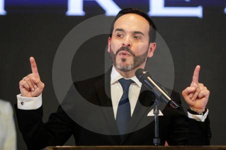 De la Espriella saca a Charles Chapman de su equipo tras polémica sobre el trabajo por horas