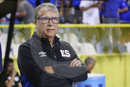 “Fue un desastre el partido, nos deberían echar a todos”, Hernán Darío Bolillo, al ser goleado por Guatemala