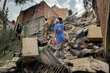 ¡Atención! Colapsó una edificación en el barrio Manrique y una persona resultó herida