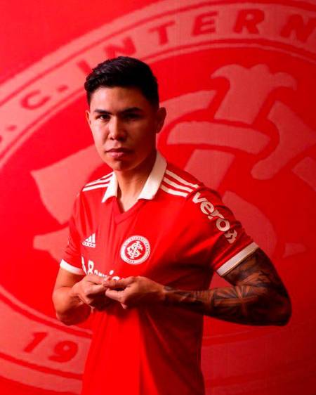 Nicolás Hernández se puso la camiseta del Internacional. FOTO @SCInternacional