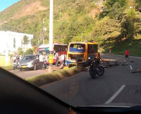 El accidente, ocurrido en el kilómetro 14, deja varias personas heridas, entre ellas el conductor del autobús siniestrado. FOTO CORTESÍA