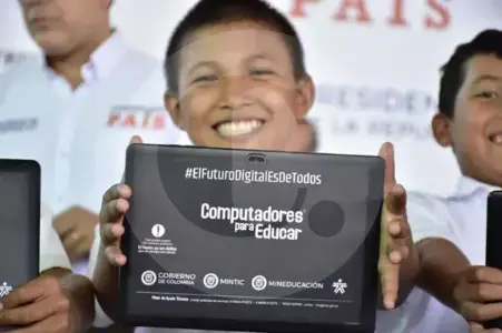 Más de 100.000 niños de colegios públicos recibieron computadores que no sirven: Contraloría investiga