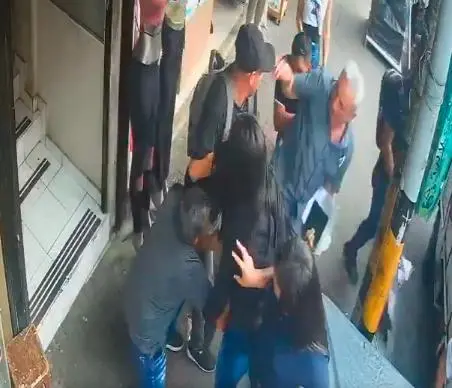 Los ladrones rodean a su víctima y en segundos lo despojan de sus pertenencias. FOTO IMAGEN CAPTADA DE CÁMARAS