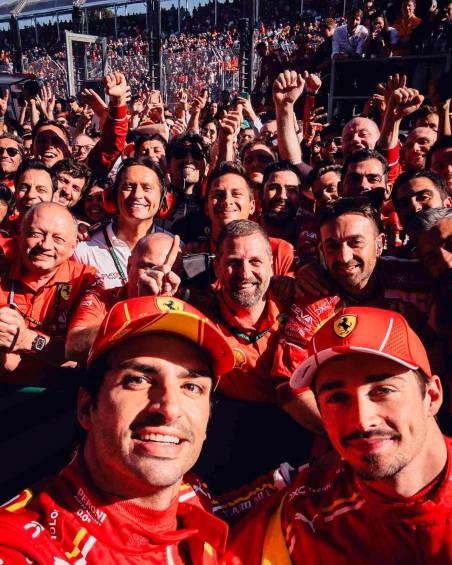 El español Carlos Sainz celebra con todos los integrantes de la escudería Ferrari la victoria en Australia. FOTO TOMADA @ScuderiaFerrari