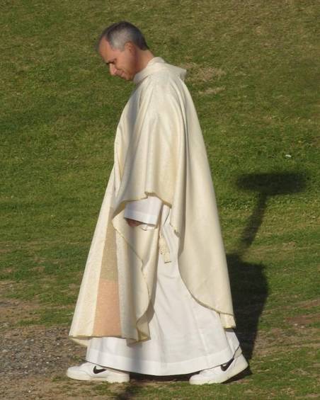 El papa León XIV apareció usando tenis Nike junto a sus vestiduras clericales en el documental “Leone a Roma”. La imagen se volvió viral en redes sociales. Foto: Vatican News.