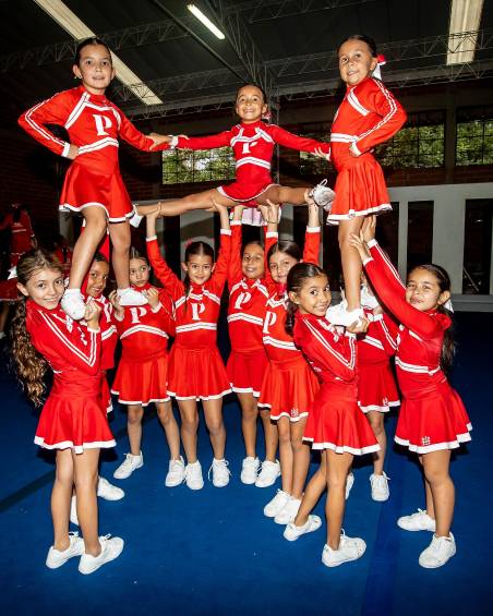 Ellas son las 54 estudiantes de un colegio de Medellín que representarán a Colombia en Mundial de porrismo en EE. UU.
