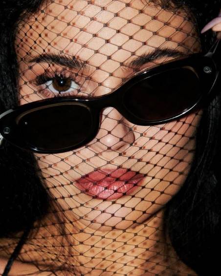 Kylie Jenner presentó en Nueva York las nuevas Meta Glasses, una colección que combina inteligencia artificial, diseño y funciones manos libres. FOTO Cortesía (@simonsaysdrip)