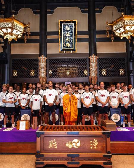 Los futbolistas del cuadro inglés tuvieron una reunión en un templo budista el domingo en Tokio, Japón. FOTO: TOMADA DEL INSTAGRAM DE @Liverpool