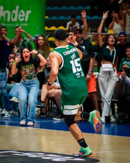 En esta imagen se ve a Andrés y al fondo su esposa, quien siempre está en primera fila para apoyarlo. FOTO: Cortesía @Sixthmanmedia_co