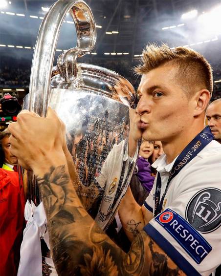 El alemán Tony Kroos ajusta nueve temporadas con el Real Madrid y en ese tiempo ha logrado 20 títulos. FOTO TOMADA @realmadrid