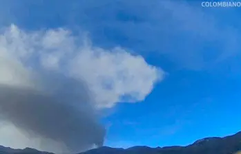El volcán Puracé mantiene la alerta Naranja debido a cambios importantes en su actividad, siete emisiones de ceniza y niveles elevados de gases. FOTO tomada de X