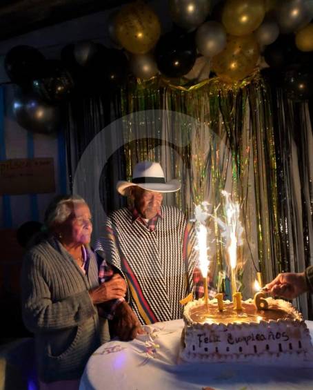 Celebración del cumpleaños 116 de Elías junto a su esposa Hermelina. FOTO: Cortesía familia Loaiza Monsalve